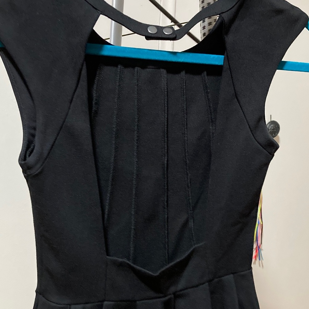 H&M peplum cap sleeve top w/open back NWOT Sz. 6. Black - Picture 6 of 8